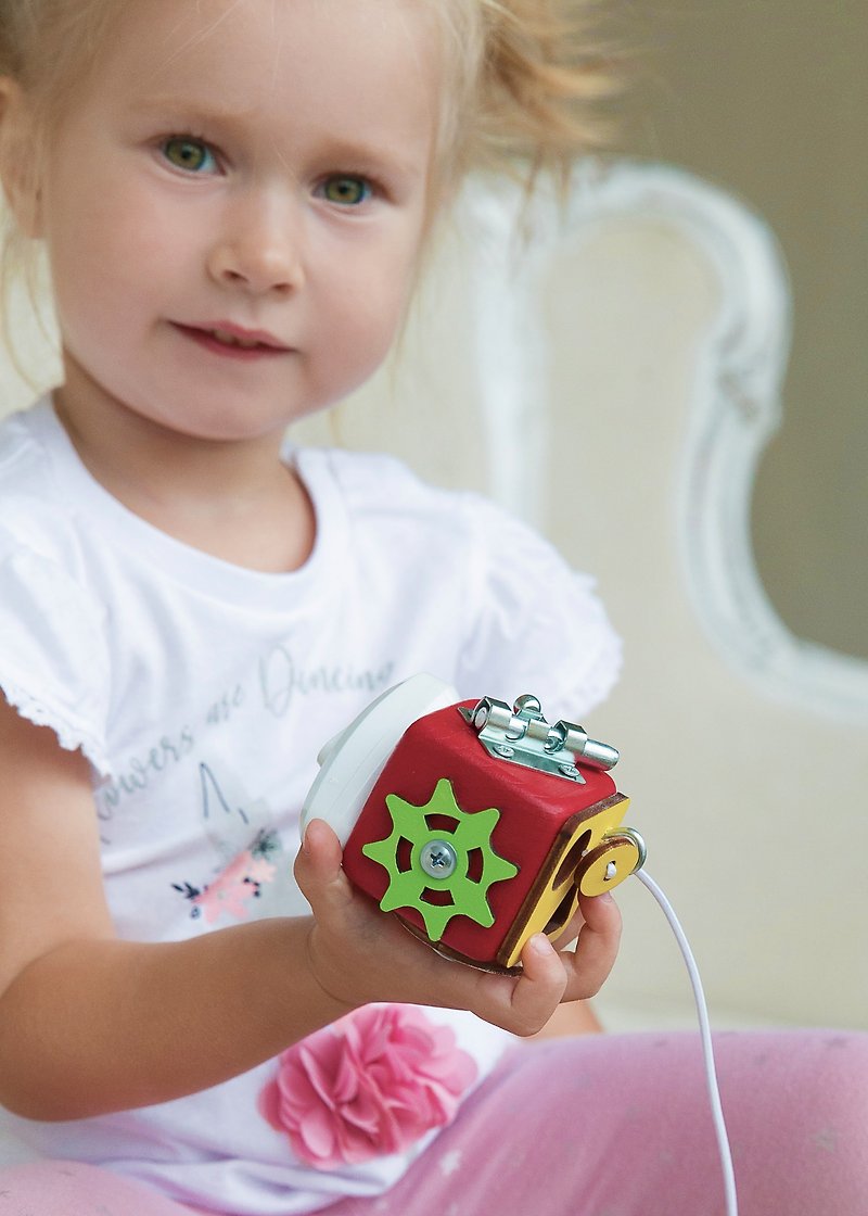 手作り木製パズル ビジーキューブ 新しい出産祝い、モンテッソーリおもちゃ 赤ちゃんのおもちゃギフト - 知育玩具・ぬいぐるみ - 木製 レッド