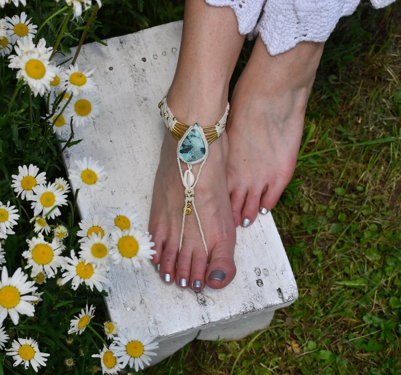 White boho wedding shoe, bridal barefoot sandal, macrame foot thong - 涼鞋 - 寶石 白色