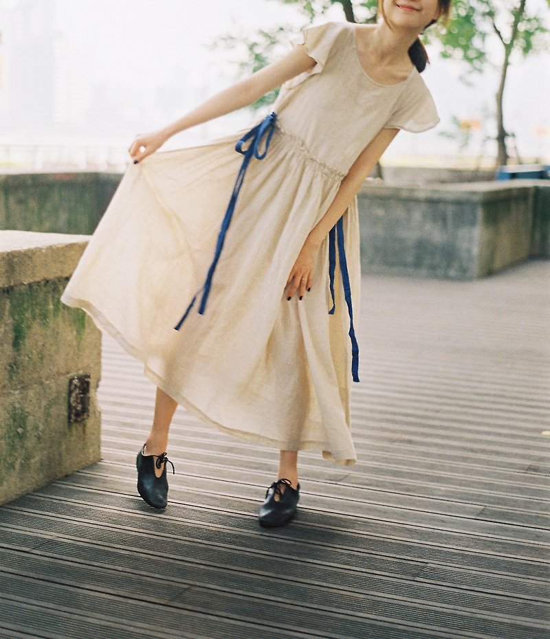 Xiaofei Sleeve Linen Blue Dyed Tie Dress - ชุดเดรส - ผ้าฝ้าย/ผ้าลินิน ขาว