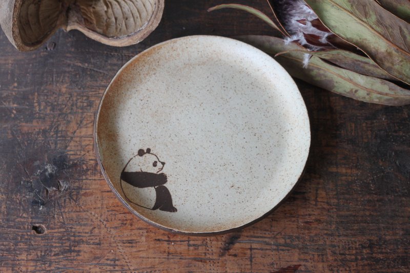 Round plate with Panda - จานและถาด - ดินเผา สีกากี