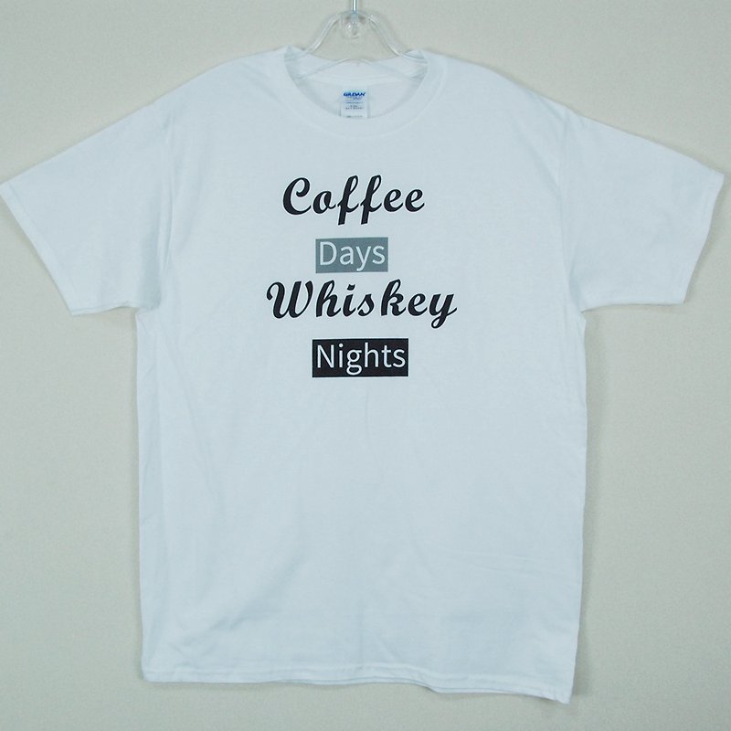 新創設計師-T恤：【Caffe Days, Whisky Night】短袖 T-shirt《中性/修身》(白)-850 Collections - 帽T/大學T - 棉．麻 多色