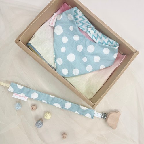 LaFiFi樂霏菲手作嬰幼兒精品&ZAKKA 藍灰圓點 彌月禮盒 寶寶奶嘴鍊 寶寶圍兜 滿月禮 新生兒禮物