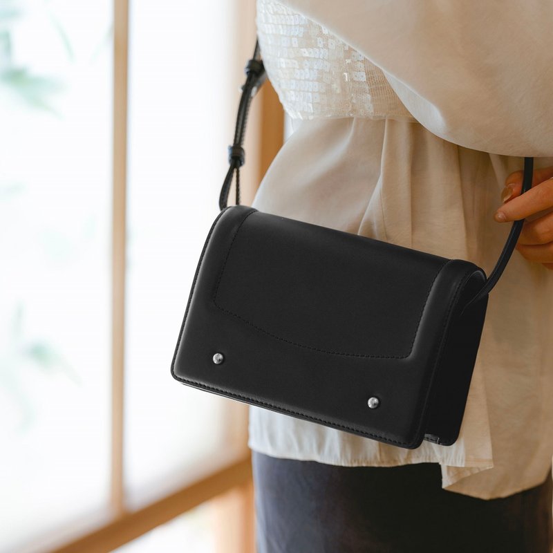 【PRE-ORDER】Samuel Ashley x Chibi Maruko Chan Leather Crossbody Bag - Black - กระเป๋าแมสเซนเจอร์ - หนังแท้ สีดำ