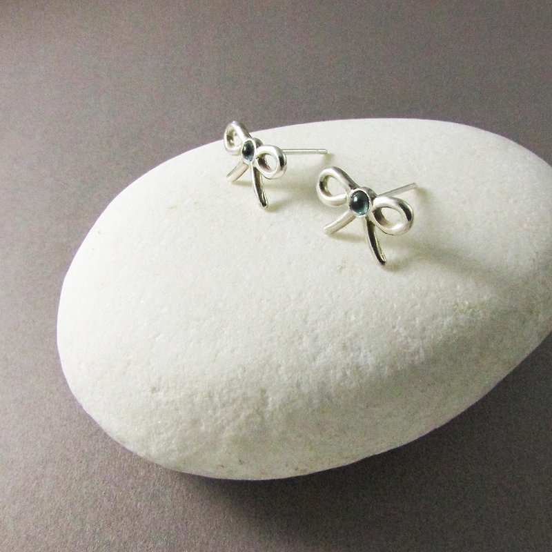 bow moonstone earring | mittag jewelry | handmade and made in Taiwan - ต่างหู - เครื่องเพชรพลอย สีใส