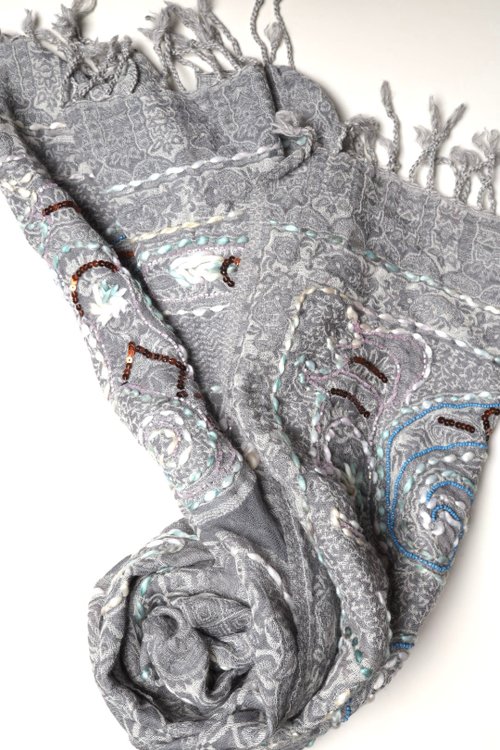 M31仙女星工作室 【精品禮盒】釘珠喀什米爾水煮羊毛刺繡圍巾披肩拼透紗藍珠灰紗