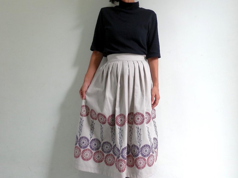 Original pattern pleated skirt. - กระโปรง - วัสดุอื่นๆ สีเทา