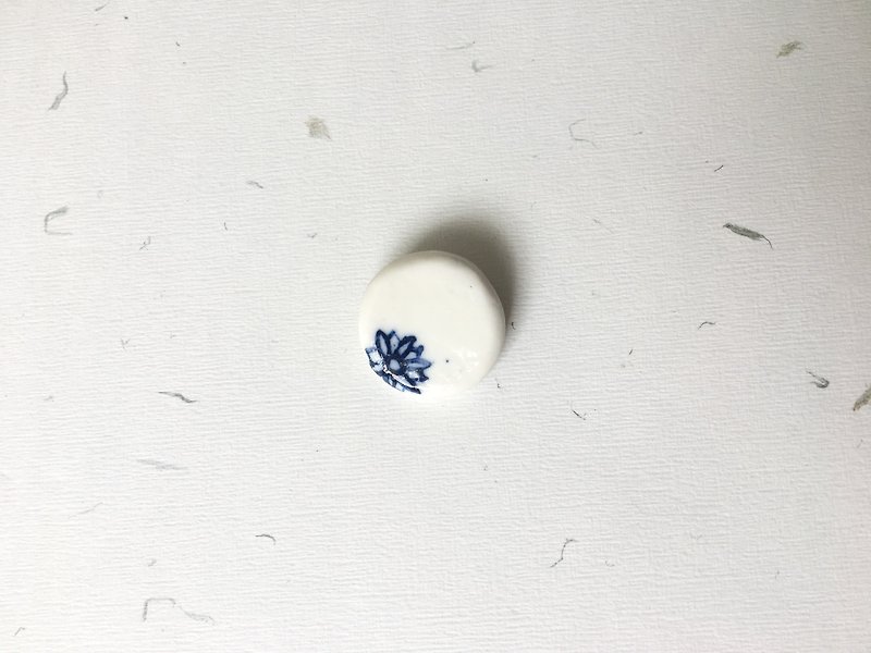 石/セラミック塗装白、青、青と白の円形ピントルピンブローチの下で - ブローチ - 磁器 ブルー
