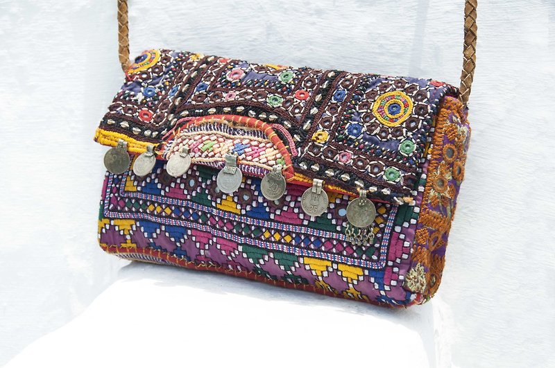 Hand-embroidered ancient cloth cross-body bag / national wind side backpack / shoulder bag - desert mirror old cloth embroidery totem - กระเป๋าแมสเซนเจอร์ - ผ้าฝ้าย/ผ้าลินิน หลากหลายสี