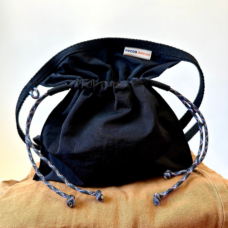 micro drawstring crossbody bag : Black ( กระเป๋าหูรูดสะพายข้างสีดำขนาดเล็ก ) - กระเป๋าหูรูด - ไนลอน สีดำ