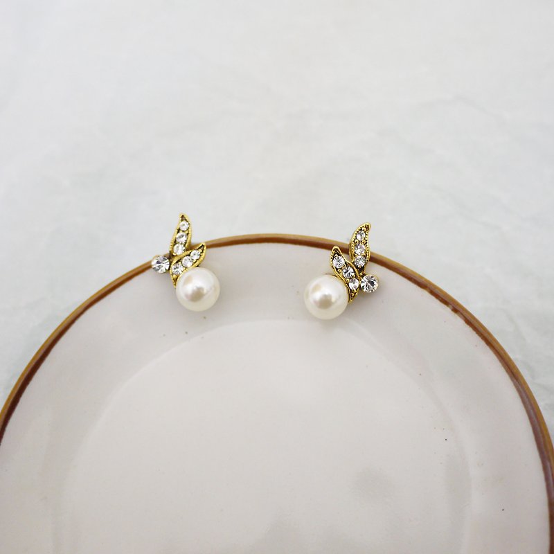Vintage Birds of Paradise Pearl Earrings - Earrings & Clip-ons - Gemstone White