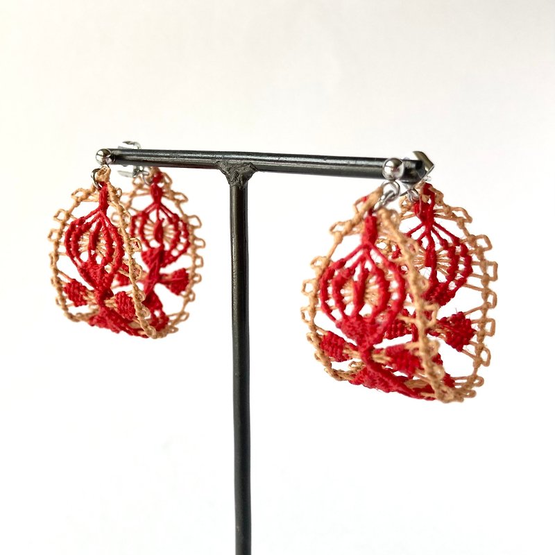 糸のフープピアス　赤xキャメルブラウン　お花　南米パラグアイの伝統刺繍　ニャンドゥティ - ピアス・イヤリング - 刺しゅう糸 レッド