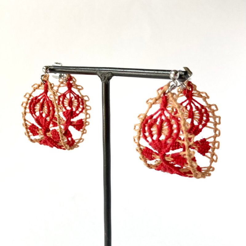 Thread hoop earrings, red & camel brown, flower pattern, Paraguayan embroidery - ต่างหู - งานปัก สีแดง