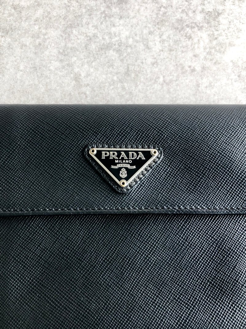 【 日本直送　名牌中古包 】PRADA プラダ 財布 ブラック トライアングルロゴ サフィアーノ 二つ折り財布 vintage ヴィンテージ pbcupt - 皮夾/長短夾/錢包 - 真皮 黑色
