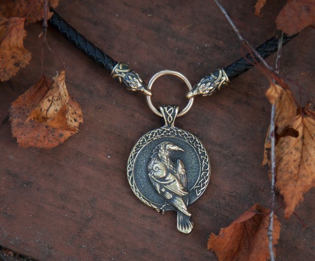 レイブンレザーのネックレス。オーディンの鳥の手作りジュエリー