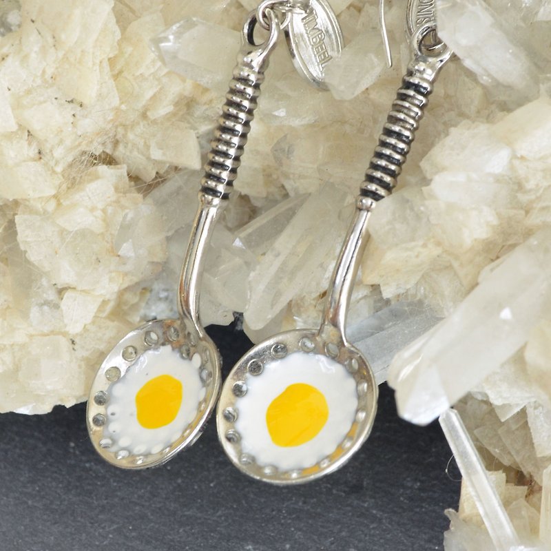 TIMBEE LO Fried egg wok shovel earrings handmade gourmet simulation egg snacks FOOD EGG EARRING - Earrings & Clip-ons - Other Metals Silver