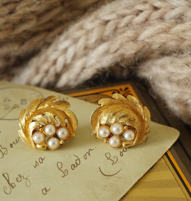 Antique gold brushed feather leaf pearl clip earrings C1119 - ต่างหู - โลหะ สีทอง