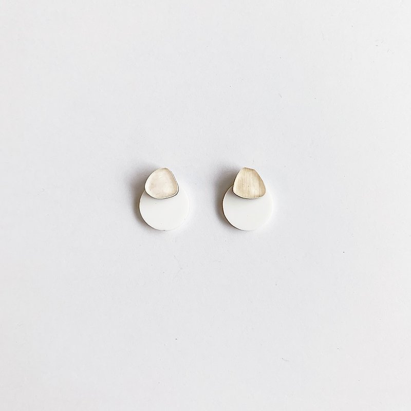 koishi plate earrings - Earrings & Clip-ons - Acrylic White