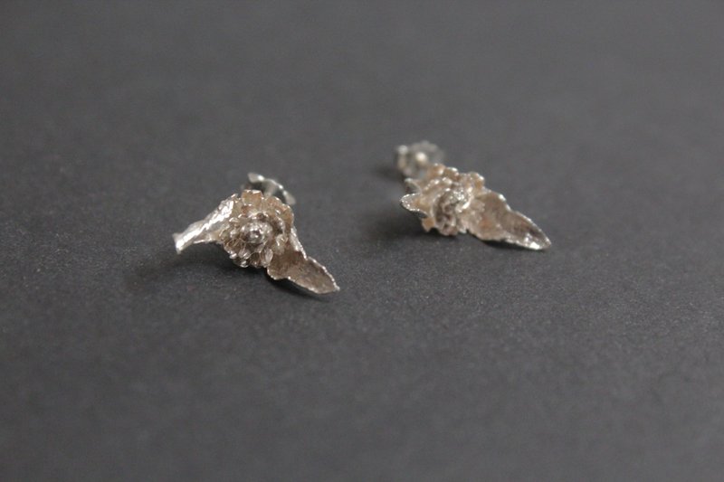 Unnamed Flower Silver Earring - ต่างหู - เงินแท้ สีเงิน