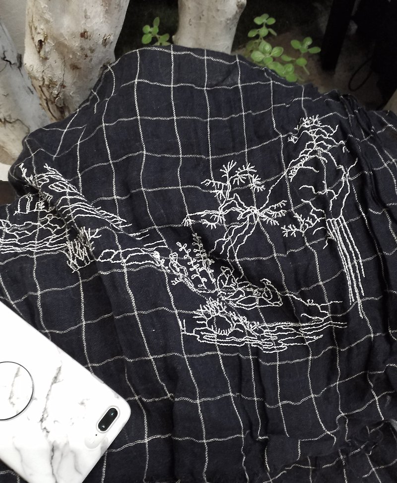 chinese style line art embroidery window plaid linen scarf - ผ้าพันคอ - ผ้าฝ้าย/ผ้าลินิน สีน้ำเงิน