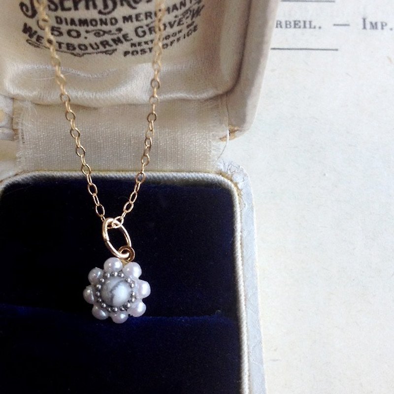 14 kgf small Howlite and vintage pearl petit flower necklace - สร้อยคอ - เครื่องเพชรพลอย ขาว