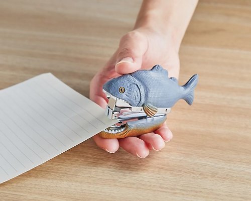 SÜSS Living生活良品 日本Magnets海洋生物造型10號針小釘書機(食人魚款)