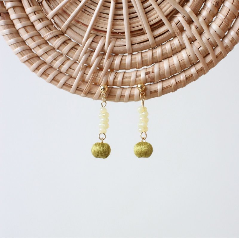 Beaded earrings_Fruit series/green apple/beading earing - ต่างหู - แก้ว สีเขียว