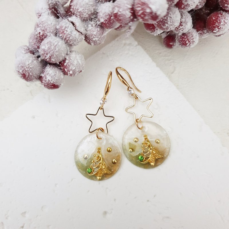Christmas tree. Screw-on Clip-On K Gold Earhook /// Dangle Earrings - ต่างหู - เรซิน หลากหลายสี