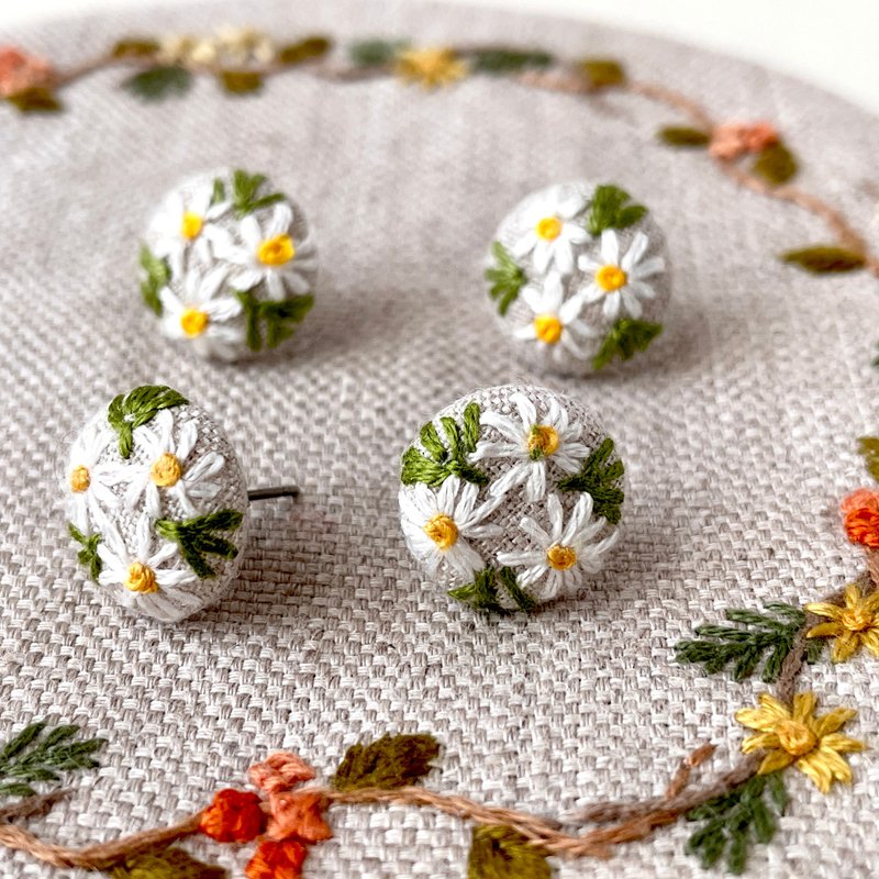 花刺繍耳飾り　ピアス  ノンホールピアス イヤリング 選べる金具　マーガレット - 耳環/耳夾/耳骨夾 - 繡線 白色