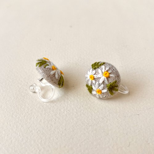 マーガレットピアス　片耳　花芯黄&花びら白 マーガレットピアス 片耳 花芯黄&花びら白
