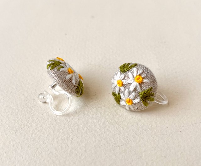 マーガレットピアス　片耳　花芯黄&花びら白 マーガレットピアス 片耳 花芯黄&花びら白