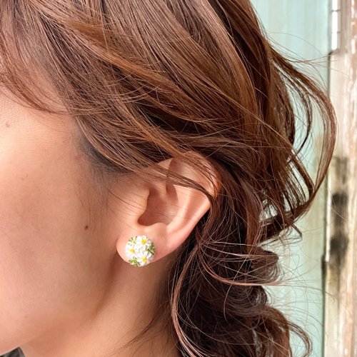 マーガレットピアス　片耳　花芯黄&花びら白 マーガレットピアス 片耳 花芯黄&花びら白 楽天市場