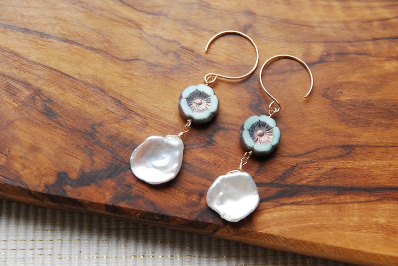 チェコビーズと花びらケシパールのピアス１４kgf - 耳環/耳夾/耳骨夾 - 珍珠 藍色