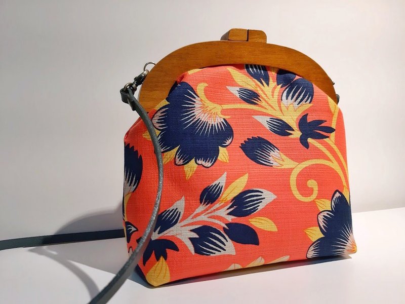 Handmade course 20cm wooden crossbody bag with gold magnetic buckle - เย็บปักถักร้อย/ใยขนแกะ/ผ้า - ผ้าฝ้าย/ผ้าลินิน 
