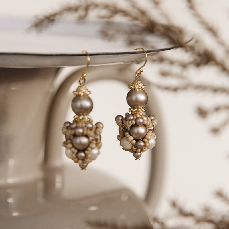 Gaea's Oasis Earrings 蓋婭綠洲耳飾－燕麥金 - 耳環/耳夾/耳骨夾 - 玻璃 卡其色
