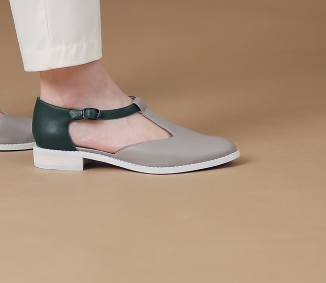 T box basket empty elegant buckle flat leather shoes apricot green - Sandals - Genuine Leather Khaki