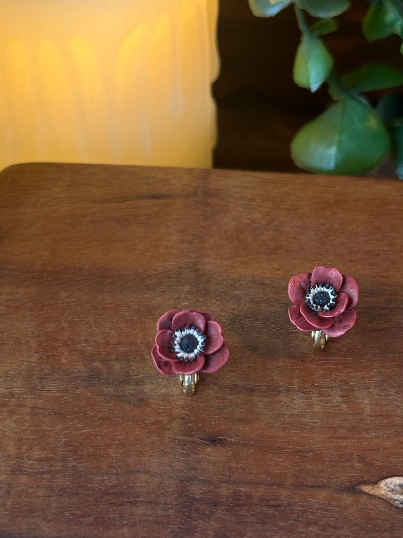 銀蓮花 白頭翁 Anemone  殷紅色 黃銅耳夾 - 耳環/耳夾/耳骨夾 - 陶 紅色