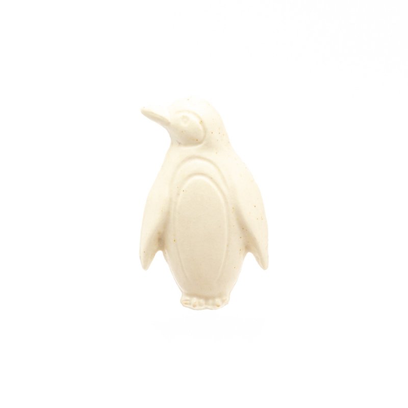 陶器ブローチ　(立)ペンギン(生成り) - 胸針/心口針 - 陶 白色