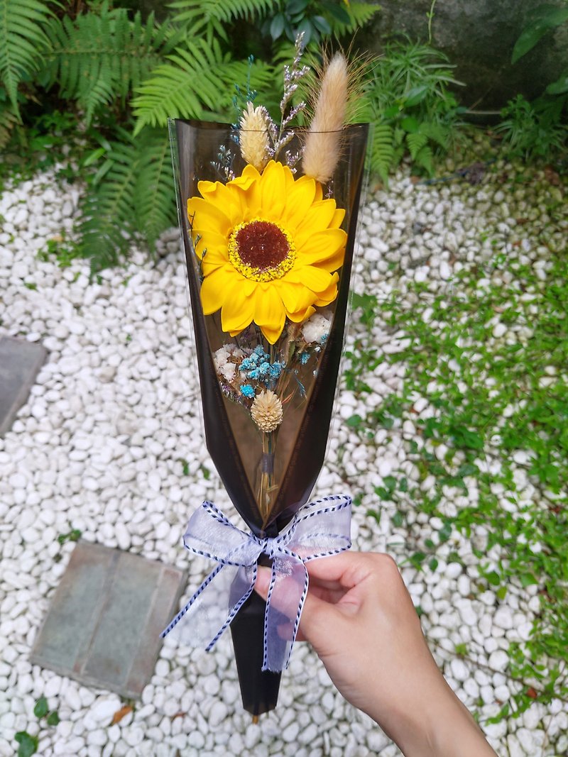 Man Sentai Graduation Sunflower Bouquet Dry Flower Bouquet - ช่อดอกไม้แห้ง - พืช/ดอกไม้ สีเหลือง