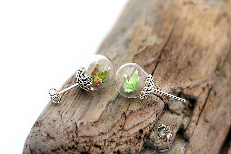 迷你紙鶴玻璃球耳環－春綠桃花 - 耳環/耳夾 - 紙 綠色