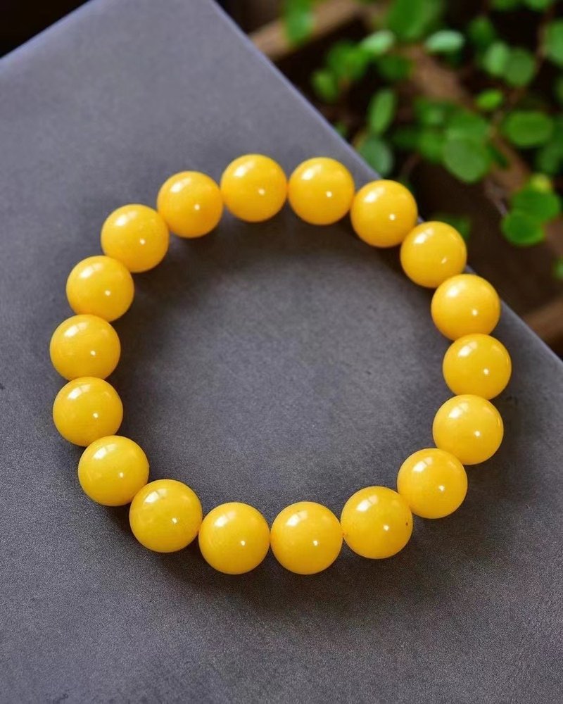 Natural chicken oil yellow Wax bracelet color is yellow and violent yellow luster is warm and delicate and soft - สร้อยข้อมือ - เครื่องประดับพลอย 