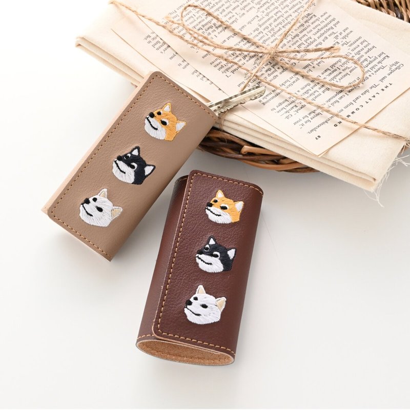 キーケース 【 刺繍 柴犬 】 レザー 鍵 スマートキー 赤柴 黒柴 白柴 ブラウン ベージュ プチギフト A149I - 鑰匙圈/鑰匙包 - 真皮 咖啡色