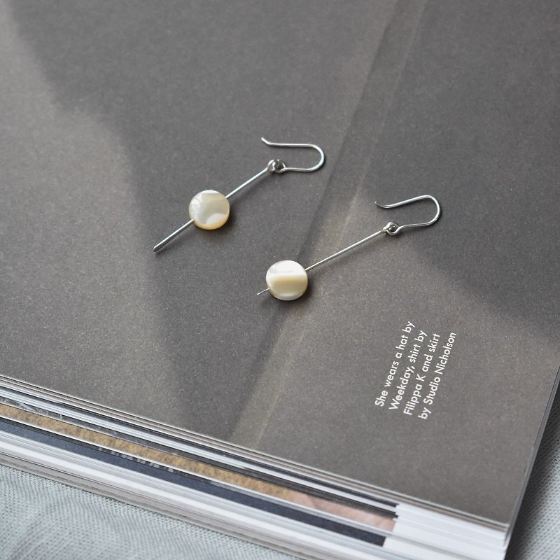 ZHU. Handmade earrings | Light sprinkling shells (sterling silver / Christmas gifts / natural stone / hand knock) - Earrings & Clip-ons - Shell 