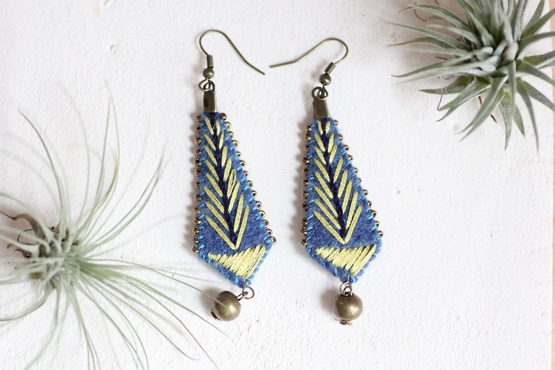 Fish earrings - Deep blue and yellow fish motifs with antique bell beads - ต่างหู - เส้นใยสังเคราะห์ สีน้ำเงิน