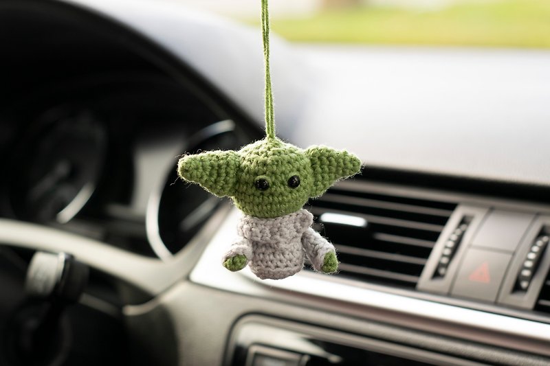 Baby Yoda car accessory, rear view mirror charm, Grogu pendant, 平安車掛, 针织玩具 汽車用品 - พวงกุญแจ - ผ้าฝ้าย/ผ้าลินิน สีเขียว