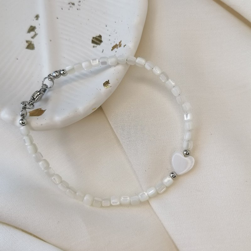 nacre bracelet, bracelet, heart bracelet, beaded bracelet - 手鍊/手環 - 其他材質 白色