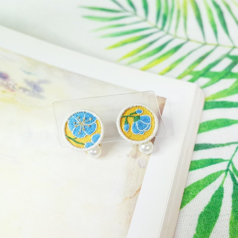 梅 手刺繡貼耳耳環 耳夾/耳針 - 耳環/耳夾/耳骨夾 - 繡線 白色