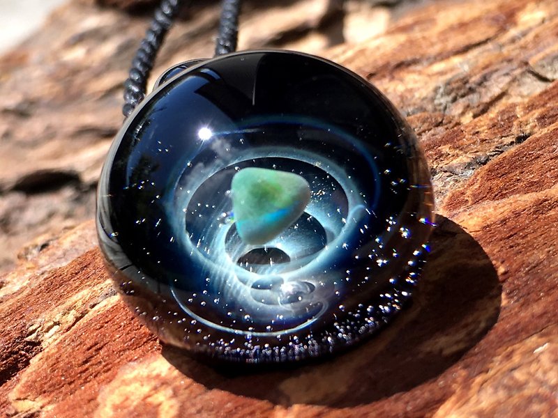 boroccus オパール 銀河に浮かぶ 隕石イメージ 耐熱ガラス ペンダント - ネックレス - ガラス ブラック