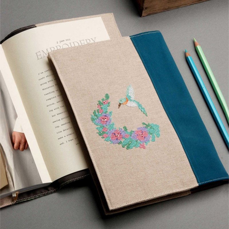 【蜂鳥花束布書套】十字繡材料套組 文具用品 DIY | XiuCrafts - 編織/刺繡/羊毛氈/縫紉 - 棉．麻 多色