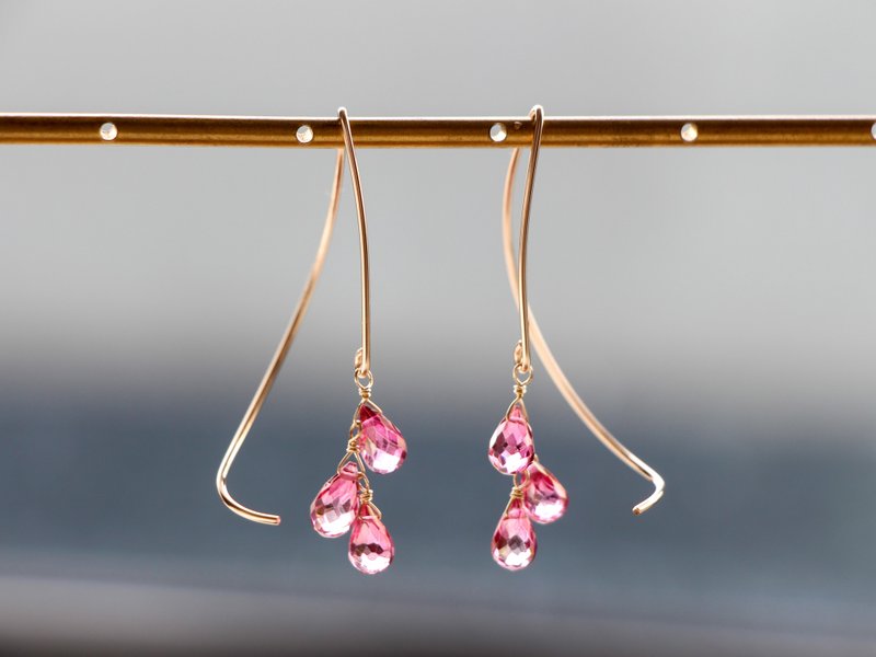 14kgf-pink mystic topaz half curl pierced earrings - 耳環/耳夾/耳骨夾 - 寶石 粉紅色