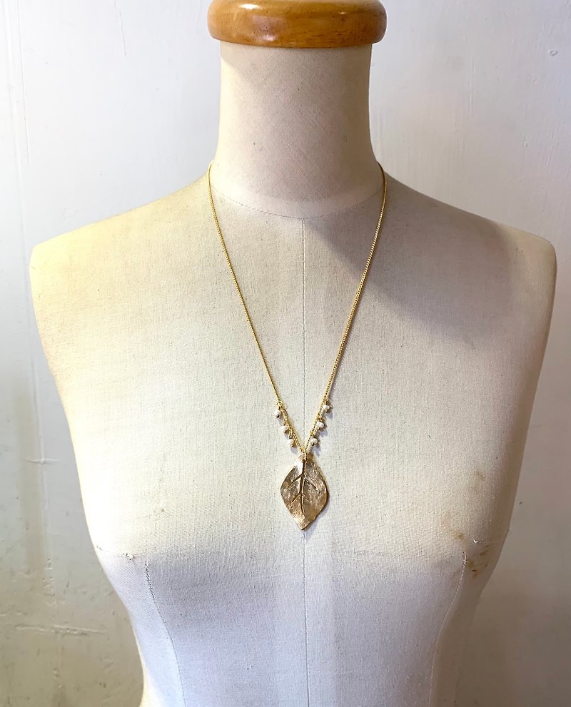 Copper _ hand made leaves pearl long necklace _ long necklace _ short necklace -0.3~0.7cm pearl - สร้อยคอยาว - ไข่มุก ขาว